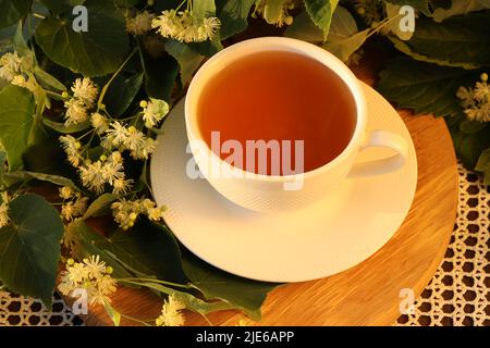 tasse de tisane avec belle fleur de linden Banque D'Images