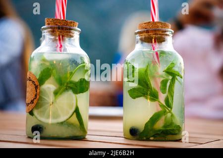 Limonade fraîche, mojito ou tonique de gin en verre, avec de la menthe fraîche et des glaçons Banque D'Images