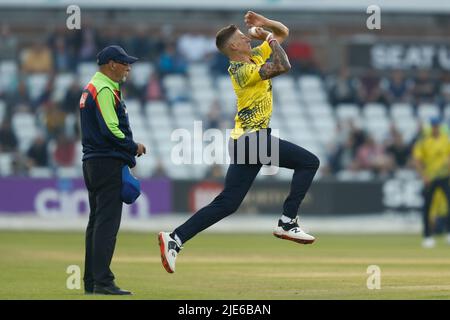 CHESTER LE STREET, IK. 24th JUIN Brydon Carse de Durham Bowls pendant le match de Blast Vitality T20 entre le Durham County Cricket Club et le Notinghamshire au Seat unique Riverside, Chester le Street, le vendredi 24th juin 2022. (Crédit : will Matthews | MI News) crédit : MI News & Sport /Alay Live News Banque D'Images