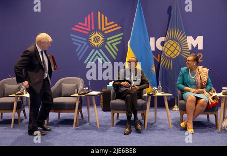 Le Premier ministre Boris Johnson, le Président rwandais Paul Kagame et le Secrétaire général du Commonwealth Patricia Scotland lors de la session exécutive de la retraite des dirigeants, en marge de la réunion des chefs de gouvernement du Commonwealth de 2022 à Kigali, au Rwanda. Date de la photo: Samedi 25 juin 2022. Banque D'Images