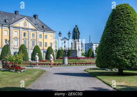 Carl Johans Park au milieu de l'été Norrkoping avec la statue du roi Karl Johan XIV Karl Johan était le premier roi de la famille Bernadotte. Banque D'Images