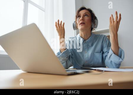 Défaillance du logiciel PC. Une femme d'affaires en colère a perdu tous les documents importants en raison d'une panne d'ordinateur portable travaillant au bureau à domicile. Une adorable dame a été irritée par le vent Banque D'Images