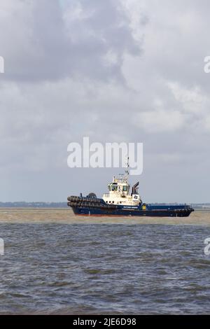 Remorqueur Svitzer Deben sur son chemin pour rencontrer et escorter/aider un navire à conteneurs entrant dans le port de Felixstowe. Banque D'Images