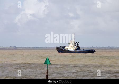 Remorqueur Svitzer Deben sur son chemin pour rencontrer et escorter/aider un navire à conteneurs entrant dans le port de Felixstowe. Banque D'Images