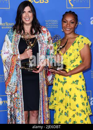 Pasadena, États-Unis. 24th juin 2022. PASADENA, LOS ANGELES, CALIFORNIE, États-Unis - JUIN 24 : Alex Duda et Kareen Gunning, lauréats du prix du spectacle de causerie de divertissement exceptionnel, posent dans la salle de presse lors des Emmy Awards de jour 49th qui se sont tenus au Pasadena Convention Center on 24 juin 2022 à Pasadena, Los Angeles, Californie, États-Unis. (Photo de Xavier Collin/image Press Agency) Credit: Image Press Agency/Alay Live News Banque D'Images