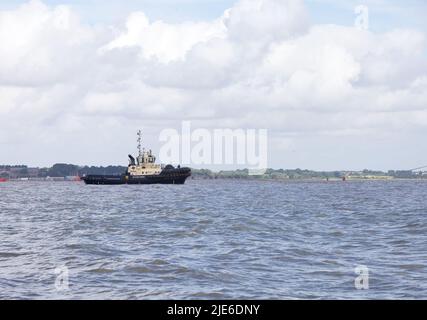 Remorqueur Svitzer Deben aidant un navire à conteneurs à s'arrimer au port de Felixstowe. Banque D'Images