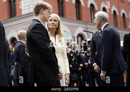 La princesse Mette-Marit avec son fils le prince Sverre Magnus visite la scène d'un tournage dans le centre d'Oslo, Norvège, samedi, 25 juin 2022. Un tireur a ouvert le feu dans le quartier de la vie nocturne d'Oslo au début du samedi, tuant deux personnes et blessant plus de 20 personnes dans ce que le service de sécurité norvégien a appelé un « acte de terreur islamiste » lors du festival annuel Pride de de de la capitale. Photo: Björn Larsson Rosvall / TT / Kod 9200 Banque D'Images