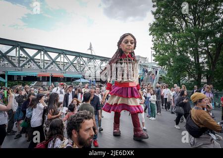 Londres, Royaume-Uni. 25th juin 2022. Little Amal revient en ville pour une brève présentation et représentation pour les enfants et les familles au centre Southbank. Amal, qui signifie espoir en arabe, est en voyage de Turquie depuis juillet et a été créé par Handspring, la société qui a fait les marionnettes équines de War Horse. La marionnette de 3,5meter d’une jeune fille syrienne de neuf ans représente les millions d’enfants contraints de quitter leur foyer dans des situations désespérées. Credit: Guy Corbishley/Alamy Live News Banque D'Images