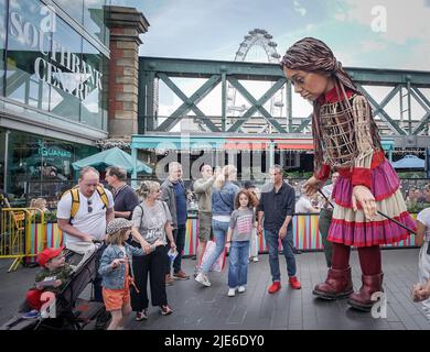 Londres, Royaume-Uni. 25th juin 2022. Little Amal revient en ville pour une brève présentation et représentation pour les enfants et les familles au centre Southbank. Amal, qui signifie espoir en arabe, est en voyage de Turquie depuis juillet et a été créé par Handspring, la société qui a fait les marionnettes équines de War Horse. La marionnette de 3,5meter d’une jeune fille syrienne de neuf ans représente les millions d’enfants contraints de quitter leur foyer dans des situations désespérées. Credit: Guy Corbishley/Alamy Live News Banque D'Images