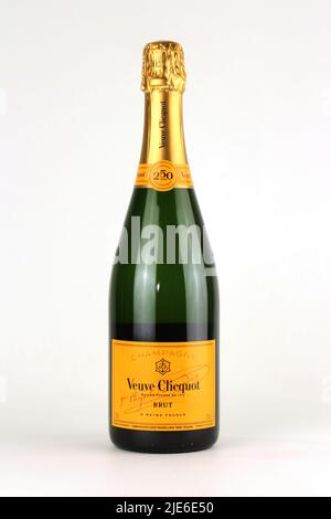 France, année 2022, bouteille de champagne veuve Clicquot isolée sur fond blanc, prise studio Banque D'Images