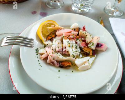 Assiette de fruits de mer (prise par OnePlus Raw) Banque D'Images