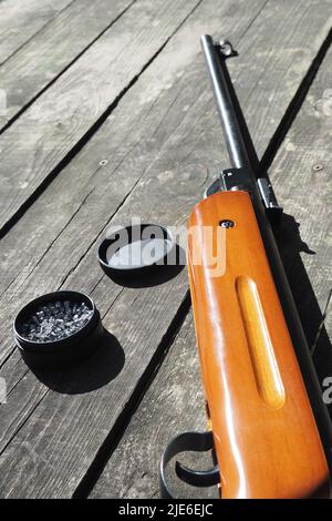 Munitions pour armes pneumatiques à longue barretées. Balles de pistolet pneumatique dans une boîte Banque D'Images