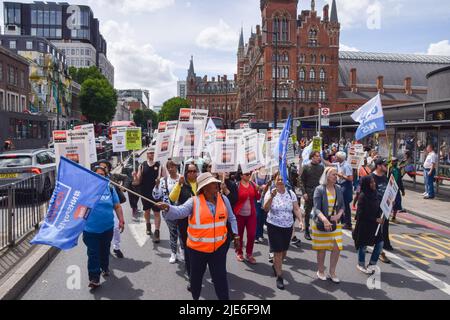 Londres, Royaume-Uni. 25th juin 2022. GMB syndicat Cleaners marche en protestation contre la société d'externalisation Mitie et en solidarité avec RMT. Des centaines de travailleurs ferroviaires et divers syndicats ont organisé un rassemblement à l'extérieur de la gare de King's Cross le troisième jour de la grève nationale des chemins de fer. Credit: Vuk Valcic/Alamy Live News Banque D'Images