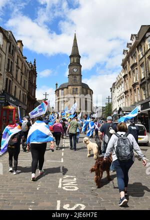 Stirling, Écosse, Royaume-Uni. 25th, juin 2022. Les marcheurs traversent la ville de Stirling, en Écosse, pour soutenir la rupture libre d'un gouvernement britannique de plus en plus à droite. La marche s'est déroulée au Bannockburn Heritage Centre à l'anniversaire de la victoire historique du roi Robert Bruce contre Edward Longshanks, roi d'Angleterre. Crédit. Douglas Carr/Alamy Live News Banque D'Images