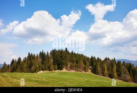 Paysage de montagne par une journée ensoleillée, montagnes Pienin, Pologne. Banque D'Images