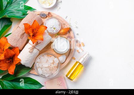 Natural set with vegetable oil, sea salt and towels on a white background. Banque D'Images