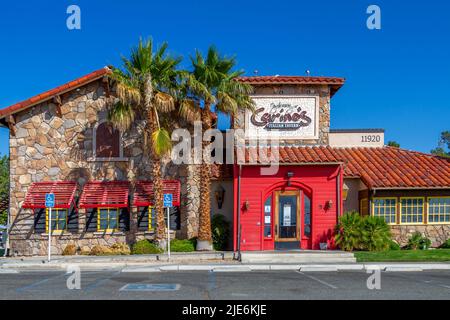 Victorville, CA, Etats-Unis – 23 juin 2022 : extérieur du restaurant italien de Johnny Carino avec pelouse verte et palmiers à Victorville, Californie Banque D'Images