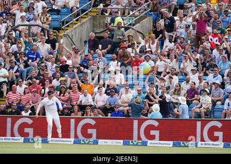 Alex Lees, en Angleterre, jette un ballon de plage dans la foule pendant le troisième jour du troisième LV= Insurance Test Series Match au stade Emerald Headingley, à Leeds. Date de la photo: Samedi 25 juin 2022. Banque D'Images