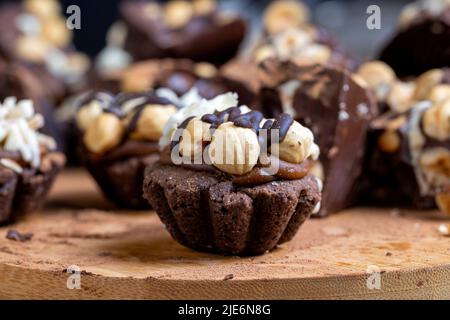 gâteau multicomposant au caramel et aux noix au chocolat, gâteau aux noisettes mélangé aux amandes et au caramel Banque D'Images