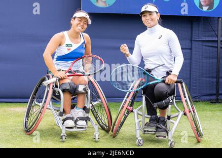 Eastbourne, Angleterre, 25 juin 2022. Yui Kamiji et Zhenzhen Zhu célèbrent leur victoire dans les doubles fauteuils roulants dans leur match avec Kgothatso Montjane et Lucy Shuker gagnant 6:1 6:1 au Rothesay International. Crédit : Jane Stokes/Alay Live News Banque D'Images