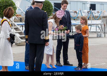 La princesse de la Couronne Elisabeth reçoit des fleurs d'un jeune garçon, en tant que secrétaire d'État à la politique scientifique Thomas Dermine regarde, lors de la cérémonie de baptême du nouveau navire de recherche RV Belgica avec la princesse de la Couronne belge, à Gand. Le RV Belgica jouera un rôle clé dans la recherche marine belge et européenne au cours des prochaines décennies. Grâce au nouveau navire, les scientifiques de la marine pourront poursuivre et étendre leurs expéditions de plusieurs jours ou de plusieurs semaines dans les eaux belges et au-delà. L'État belge, représenté par l'Office fédéral de la politique scientifique (BELSPO), est propriétaire du navire. L'Insti Royal Belge Banque D'Images