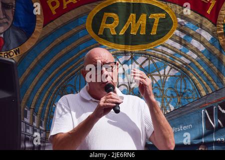 Londres, Royaume-Uni. 25th juin 2022. Dave Ward, secrétaire général du Syndicat des travailleurs et travailleuses de la communication (UCF), prend la parole pendant le rassemblement. Des centaines de travailleurs ferroviaires et divers syndicats ont organisé un rassemblement à l'extérieur de la gare de King's Cross le troisième jour de la grève nationale des chemins de fer. Credit: Vuk Valcic/Alamy Live News Banque D'Images