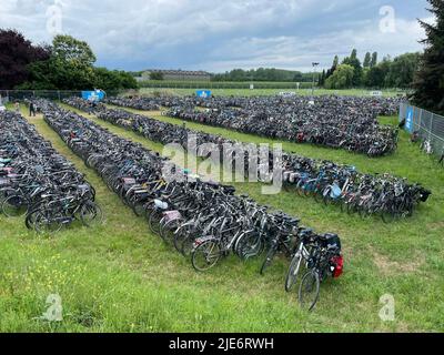 L'illustration montre l'aire de stationnement pour vélos, lors de l'édition 20th du festival de musique 'TW Classic' à Werchter, samedi 25 juin 2022. BELGA PHOTO VIRGINIE LEFOUR Banque D'Images