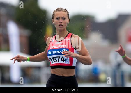 Belge Rani Rosius photographié en action pendant les 200m femmes, aux championnats d'athlétisme belge, samedi 25 juin 2022, à Gentbrugge. BELGA PHOTO KRISTOF VAN ACCOM Banque D'Images