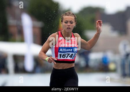 Belge Rani Rosius photographié en action pendant les 200m femmes, aux championnats d'athlétisme belge, samedi 25 juin 2022, à Gentbrugge. BELGA PHOTO KRISTOF VAN ACCOM Banque D'Images