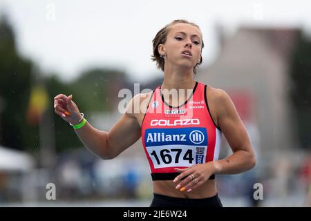 Belge Rani Rosius photographié en action pendant les 200m femmes, aux championnats d'athlétisme belge, samedi 25 juin 2022, à Gentbrugge. BELGA PHOTO KRISTOF VAN ACCOM Banque D'Images