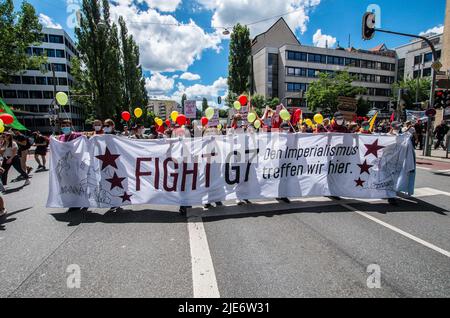 Munich, Bavière, Allemagne. 25th juin 2022. Sept ans après le dernier sommet de Schloss Elmau G7 (Groupe des sept), la dernière réunion se réunit pour discuter de sujets tels que la reprise après la crise du coronavirus, le libre-échange équitable, le changement climatique, l'égalité des sexes et la biodiversité. Comme en 2015, le versement de 2022 a été accueilli par de grandes manifestations à Garmisch, ainsi qu'à Munich, en Allemagne. Le coût total pour les contribuables allemands du sommet est de plus de 170 millions d'euros, avec environ 140 millions pour la police seule. (Image de crédit: © Sachelle Babbar/ZUMA Press Wire) Banque D'Images