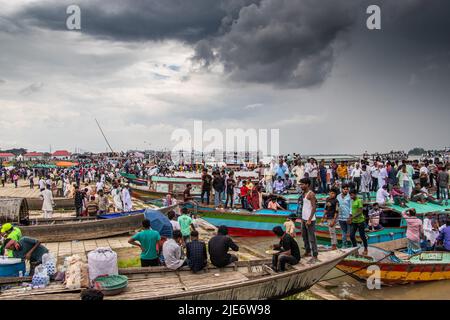 1 millions d'amoureux du pont Padma ont participé à l'inauguration du pont Padma pour ceux qui venaient de différents districts du Bangladesh. Banque D'Images