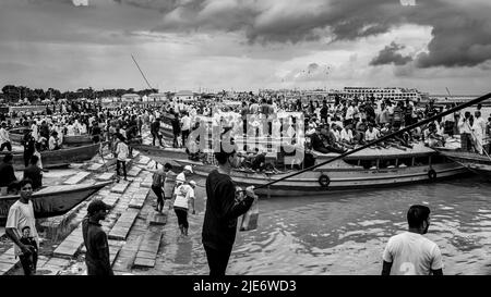 1 millions d'amoureux du pont Padma ont participé à l'inauguration du pont Padma pour ceux qui venaient de différents districts du Bangladesh. Banque D'Images