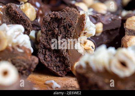 gâteau multicomposant au caramel et aux noix au chocolat, gâteau aux noisettes mélangé aux amandes et au caramel Banque D'Images