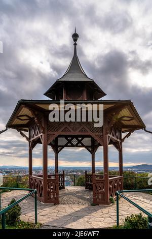 Belle vue sur le pavillon chinois de Schlossberg à Graz avec paysage urbain de la vieille ville de Graz en arrière-plan le jour de l'automne, Graz, Autriche Banque D'Images