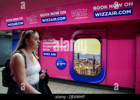 Londres, Royaume-Uni. 25th juin 2022. Une femme passe devant la publicité Wizz Air affichée dans une station de métro. (Photo de Dinendra Haria/SOPA Images/Sipa USA) crédit: SIPA USA/Alay Live News Banque D'Images