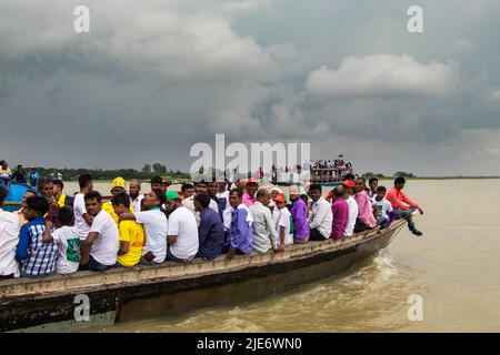 1 millions d'amoureux du pont Padma ont participé à l'inauguration du pont Padma pour ceux qui venaient de différents districts du Bangladesh. Banque D'Images