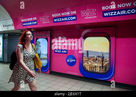 Londres, Royaume-Uni. 25th juin 2022. Une femme passe devant la publicité Wizz Air affichée dans une station de métro. (Image de crédit : © Dinendra Haria/SOPA Images via ZUMA Press Wire) Banque D'Images