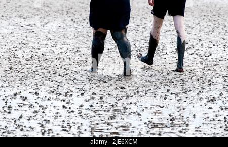 Norddeich, Allemagne. 25th juin 2022. Les touristes traversent la mer des Wadden sur la côte de la mer du Nord à marée basse. La Rhénanie-du-Nord-Westphalie est le premier État allemand à commencer ses vacances d'été. Credit: Hauke-Christian Dittrich/dpa/Alay Live News Banque D'Images