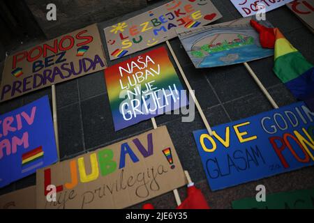 Sarajevo, Bosnie-Herzégovine. 25th juin 2022. Troisième parade de fierté de BH sous le slogan « Family retrouving! » Se tient aujourd'hui à Sarajevo, et le rassemblement des participants a commencé à 3 heures. Les organisateurs ont annoncé que le sujet a été choisi dans l'espoir que par la discussion et la remise en question, il fournira une dimension plus large de ce que la famille est aujourd'hui, parce que quand il s'agit des droits des personnes LGBTIQ, il est impossible de ne pas parler de la famille, à Sarajevo, Bosnie-Herzégovine, sur 25 juin 2022. Photo: Armin Durgut/PIXSELL Credit: Pixsell photo & video Agency/Alay Live News Banque D'Images