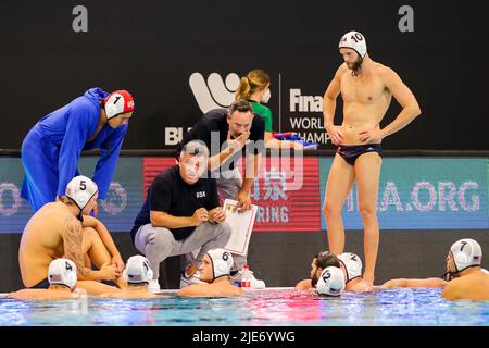 SZEGED, HONGRIE - JUIN 25: Entraîneur-chef Dejan Udovicic des États-Unis, Adrian Weinberg des États-Unis, Chase William des États-Unis, Marko Vavic des États-Unis, Thomas Gruwell des États-Unis, Hannes Daube des États-Unis, Jake Ehrhardt des États-Unis, Ben Hallock des États-Unis, Dodd Dylan Woodhead des États-Unis, Alexander Bowen des États-Unis, Benjamin Stevenson des États-Unis, Matthew Farmer des États-Unis, Maxwell Irving des États-Unis et Drew Holland des États-Unis lors du match des Championnats du monde de Budapest 2022 de la FINA entre les États-Unis et l'Australie sur 25 juin 2022 Banque D'Images