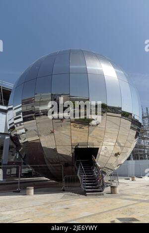 Sphère réfléchissante et symétrique. Planétarium, Bristol, Millennium Square, Bristol, Angleterre, jour ensoleillé Banque D'Images