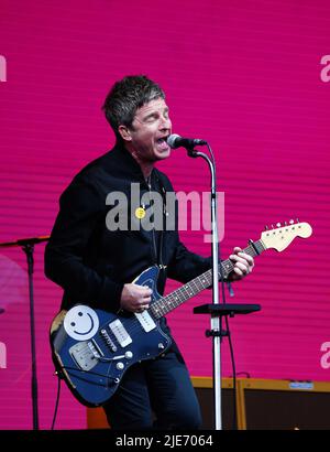 USAGE ÉDITORIAL UNIQUEMENT. PAS D'ARCHIVAGE. VEUILLEZ NOTER QUE DES RESTRICTIONS OBLIGATOIRES S'APPLIQUENT : 1) la photographie ne peut être utilisée que sur le plan rédactionnel pour les représentations en direct des High Flying Birds de Noel Gallagher. 2) la photographie ne peut pas être reproduite en tant qu'affiche ou en tant qu'épinglette. 3) la photographie ne peut pas être reproduite dans une publication consacrée exclusivement ou principalement aux High Flying Birds de Noel Gallagher sans l'autorisation préalable de l'artiste et de leur direction. Les High Flying Birds de Noel Gallagher se sont produits au festival Glastonbury à la ferme de la ville de Somerset. Date de la photo: Samedi 25 juin 2022. Banque D'Images