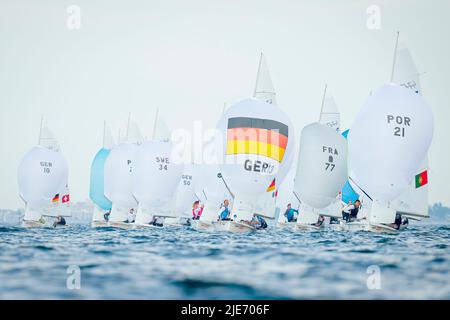 Kiel, Allemagne. 25th juin 2022. Voile: Semaine Kiel, en face du Centre olympique de Schilksee. L'helmsman Malte Winkel et son prévoila et sa femme Anastasiya Winkel sont en voie de réussir dans la classe 470. Credit: Sascha Klahn/dpa/Alay Live News Banque D'Images