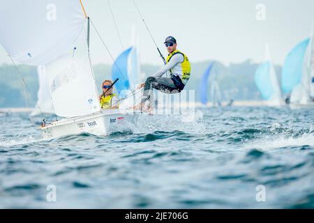 Kiel, Allemagne. 25th juin 2022. Voile: Semaine Kiel, en face du Centre olympique de Schilksee. Helmswoman Luise Wanser et son coxswain Philipp Autenrieth naviguent dans le maillot jaune pour les leaders de la classe 470. Credit: Sascha Klahn/dpa/Alay Live News Banque D'Images