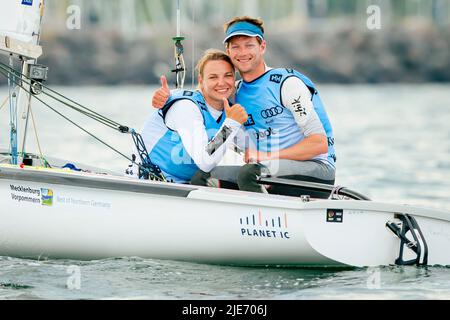 Kiel, Allemagne. 25th juin 2022. Voile: Semaine Kiel, en face du Centre olympique de Schilksee. Le timonier Malte Winkel et son prévoila et sa femme Anastasiya Winkel donnent les pouces après avoir naviguant dans la classe 470. Credit: Sascha Klahn/dpa/Alay Live News Banque D'Images