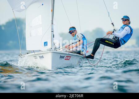 Kiel, Allemagne. 25th juin 2022. Voile: Semaine Kiel, en face du Centre olympique de Schilksee. L'helmsman Malte Winkel et son prévoila et sa femme Anastasiya Winkel sont en voie de réussir dans la classe 470. Credit: Sascha Klahn/dpa/Alay Live News Banque D'Images