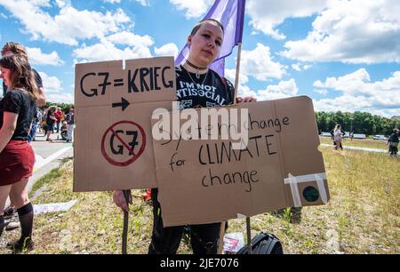 Munich, Bavière, Allemagne. 25th juin 2022. Sept ans après le dernier sommet de Schloss Elmau G7 (Groupe des sept), la dernière réunion se réunit pour discuter de sujets tels que la reprise après la crise du coronavirus, le libre-échange équitable, le changement climatique, l'égalité des sexes et la biodiversité. Comme en 2015, le versement de 2022 a été accueilli par de grandes manifestations à Garmisch, ainsi qu'à Munich, en Allemagne. Le coût total pour les contribuables allemands du sommet est de plus de 170 millions d'euros, avec environ 140 millions pour la police seule. (Image de crédit: © Sachelle Babbar/ZUMA Press Wire) Banque D'Images