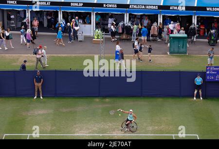 Devonshire Park, Eastbourne, Royaume-Uni. 25th juin 2022. Finale du tournoi de tennis Eastbourne International Lawn ; Diede de Groot (NED) sert à Yui Kamiji (JPN) dans la finale féminine de tennis en fauteuil roulant. Crédit : action plus Sports/Alay Live News Banque D'Images