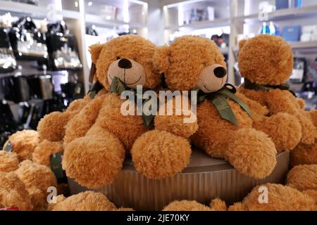 Harrods magasin de luxe en plein essor avec les clients de nouveau depuis Covid- 19 restrictions a terminé Louis XIII boissons alcoolisées vendant pour des milliers de livres pour ceux avec des poches profondes il est laissé à maturité pendant 100 ans et a un goût très distinctif comme aucun autre , Et les Harrods Bears et les jouets mous sont en train de sortir des étagères. Désormais, même les Harrods Christmas 2022 Bears sont disponibles et ont été achetés dès maintenant à 6 juin mois avant Noël. Le compagnon câleux fait un merveilleux souvenir du grand magasin de renommée mondiale et les Harrods Bears et les jouets mous ont devenir un peu une institution . Banque D'Images